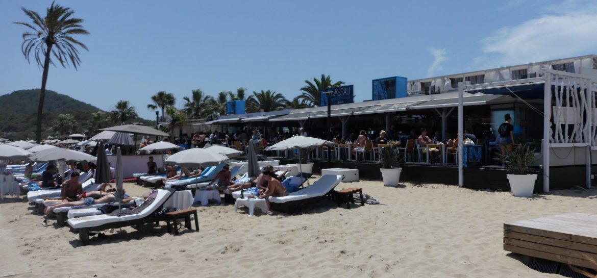 Der Nassau Beach Club an der Platja d'en Bossa, Ibiza
