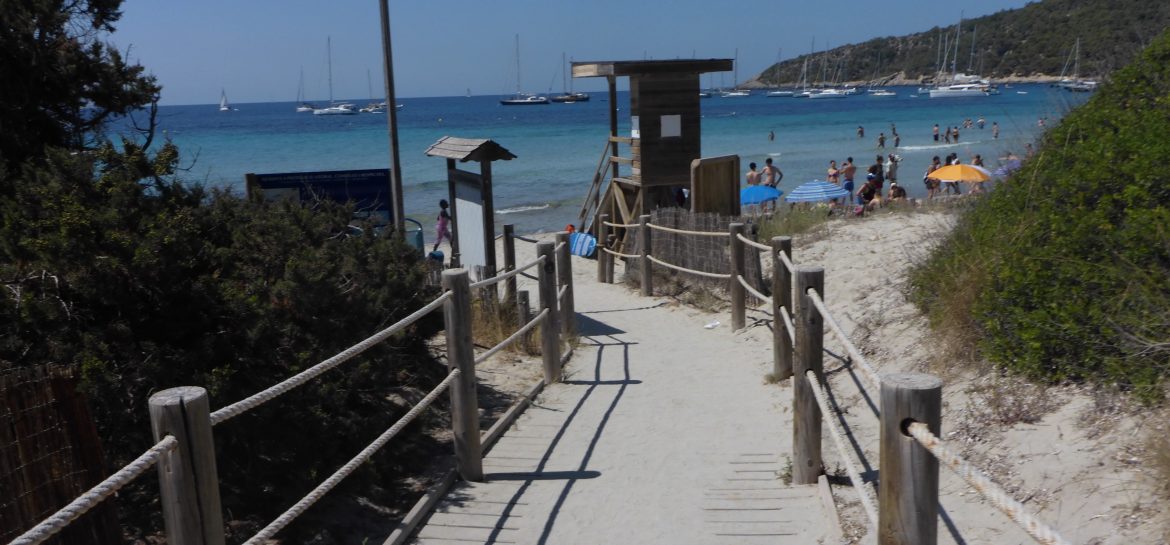 Der Strand Ses Salines auf Ibiza. Vom Parkplatz über den Bretterweg durch die Dünen, dann dieser unbeschreiblich schöne Anblick auf das türkisblaue, badewannentiefe Wasser am Strand Ses Salines