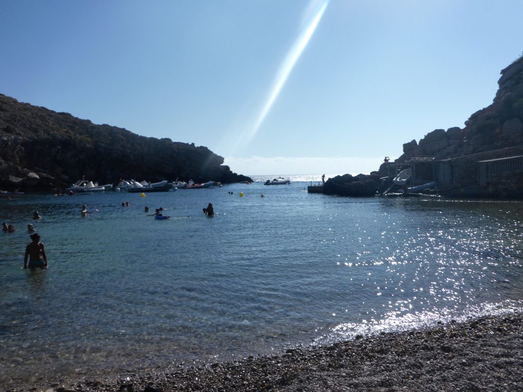 Blick aufs Wasser an der Cala Carbo