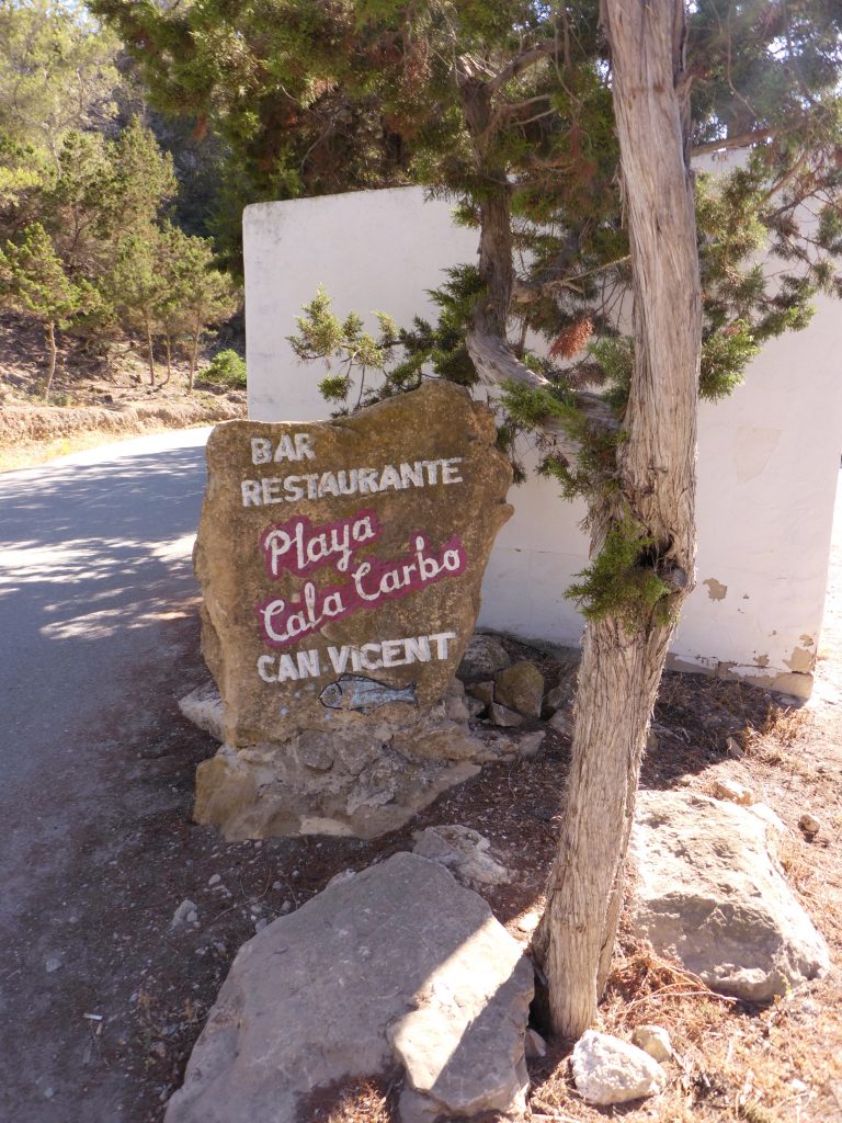 Wegweiser Stein zu Bar Restaurante Can Vincent an der Cala Carbo, Ibiza