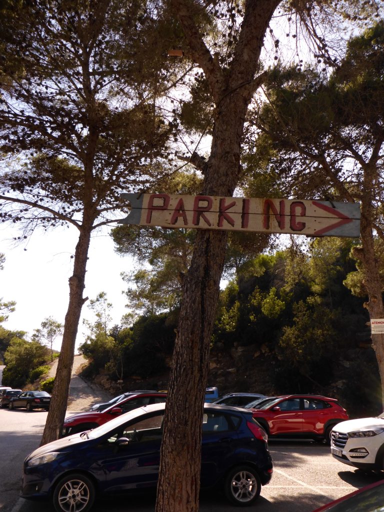 Parking Schild am Parkplatz an der Cala Carbo
