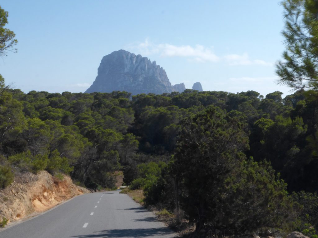 Blick auf Es Vedra von der Straße zur Cala Carbo aus gesehen