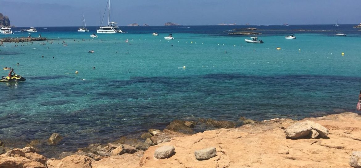 Platges de Comte an der Cala Comte - türkisblaues Wasser, Yachten und Sandstein Felsen